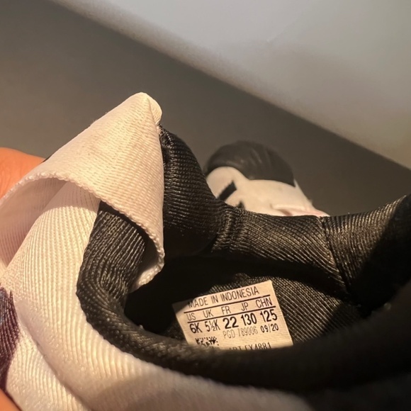 Adidas x marvel sneakers toddler size 6 preloved - Picture 5 of 6